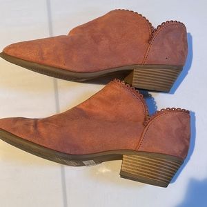 Qupid size 10 peach suede booties with stacked heel